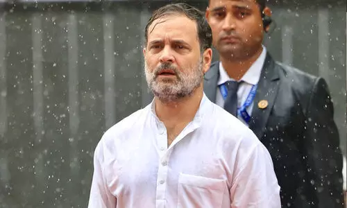 ദേശീയ പതാകക്കു മുന്നിൽ കുട ചൂടാതെ മഴ നനഞ്ഞ് രാഹുൽ; ‘പാകിസ്താൻ പ്രേമി’ എന്ന് ബി.ജെ.പിയുടെ ചാപ്പയടി