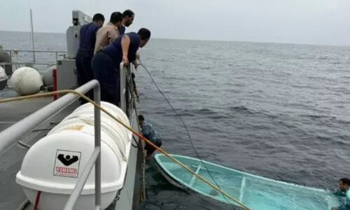 ഒമാനിലെ ദൈമാനിയത്ത് ഐലൻഡ്സിൽ ബോട്ട് മറിഞ്ഞു; നാലുപേരെ രക്ഷിച്ചു ഒമാനിലെ ദൈമാനിയത്ത് ഐലൻഡ്സിൽ ബോട്ട് മറിഞ്ഞു; നാലുപേരെ രക്ഷിച്ചു