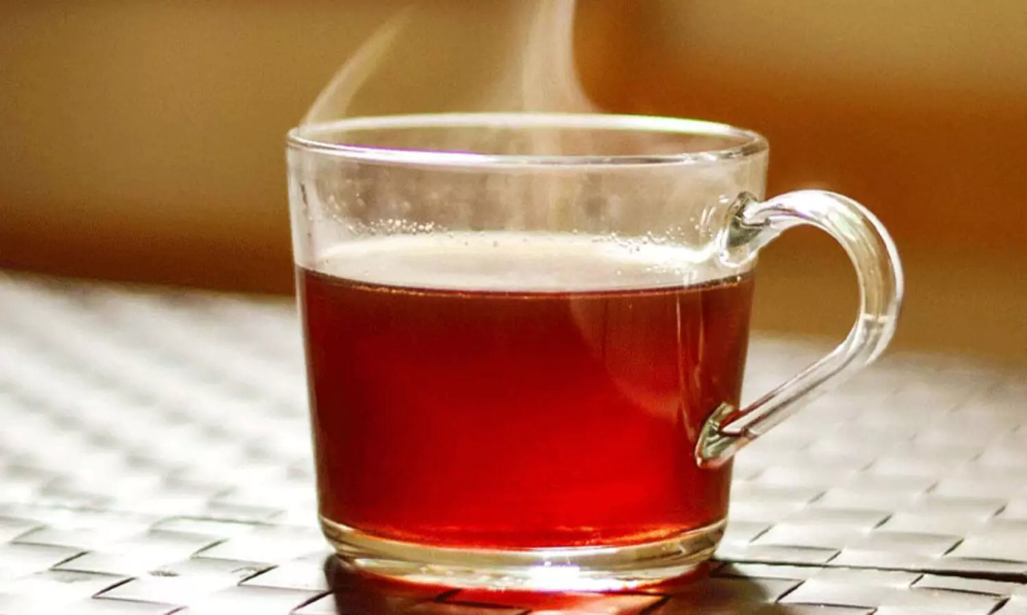 കട്ടൻചായയിൽ ആരുമറിയാതെ വിഷം കലർത്തി, രുചി വ്യത്യാസം തുണയായി; കൊല്ലാൻ ശ്രമിച്ച യുവാവ് അറസ്റ്റിൽ