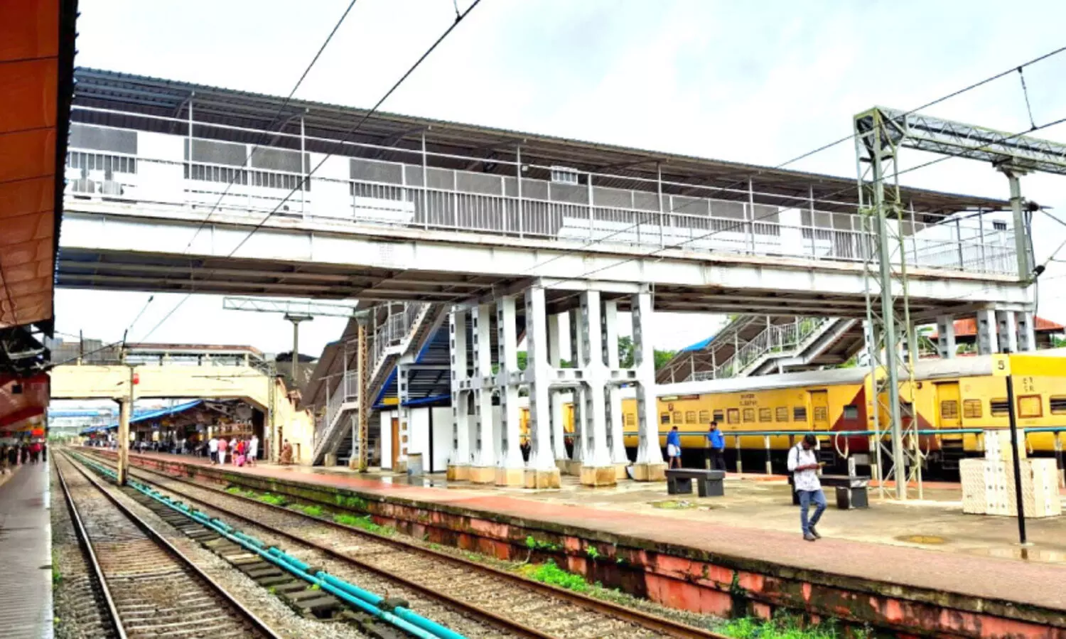 റെയിൽവേ സ്​റ്റേഷനിലെ പഴയ നടപ്പാലം ഓർമയാകുന്നു