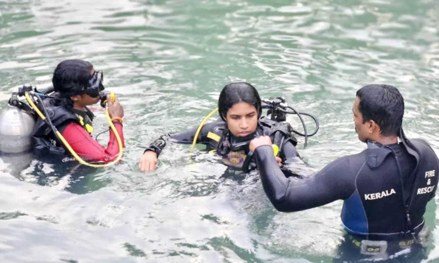 ആ​ക്ഷ​നി​ടെ കാ​മ​റ കു​ള​ത്തി​ൽ; മു​ങ്ങി​യെ​ടു​ത്ത് ‘ക​ട​ൽ പ​ക്ഷി​ക​ൾ’