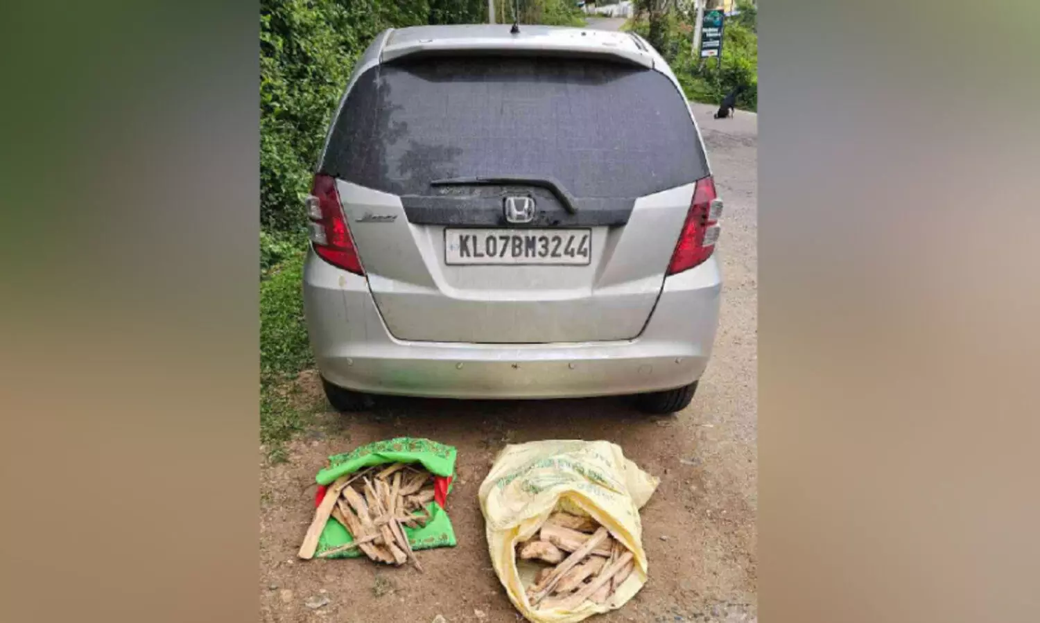 അ​ട്ട​പ്പാ​ടി​യി​ൽ 25.9 കി​ലോ ച​ന്ദ​നം പി​ടി​കൂ​ടി