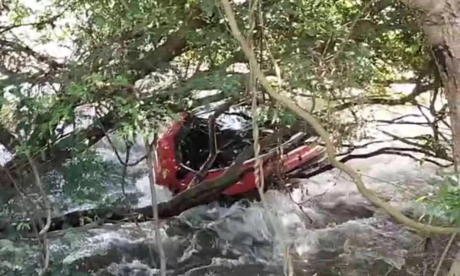 ഭ​വാ​നി പു​ഴ​യി​ൽ ര​ണ്ട് യു​വാ​ക്ക​ളെ കാ​ണാ​താ​യി