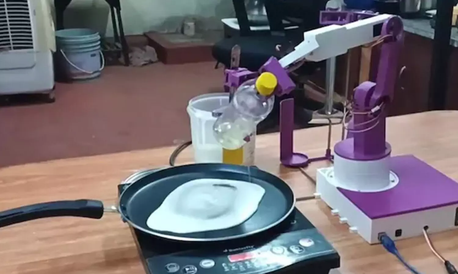 ദോശ ഉണ്ടാക്കാൻ മനുഷ്യന്‍റെ കൈകൾ വേണ്ട; നിമിഷ നേരം കൊണ്ട് പെർഫക്ട് ദോശ ഉണ്ടാക്കി വിളമ്പുന്ന വൈറലായ ദോശ മേക്കർ റോബോട്ട്