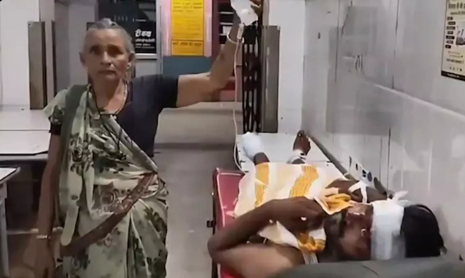 സ്റ്റാൻഡ് നൽകിയില്ല; ആശുപത്രിയിൽ ഡ്രിപ് ബോട്ടിൽ കൈയിൽ പിടിച്ച് 72കാരി നിന്നത് 30 മിനിറ്റോളം