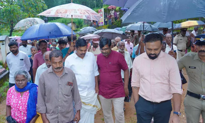 ചെങ്ങറ സമരഭൂമിയിൽ റവന്യൂ സെക്രട്ടറിയുടെ സന്ദർശനം ചെങ്ങറ സമരഭൂമിയിൽ റവന്യൂ സെക്രട്ടറിയുടെ സന്ദർശനം