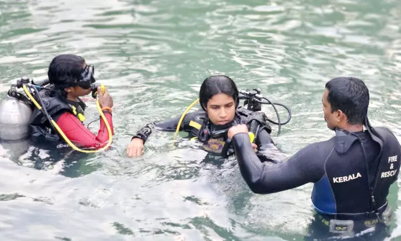 ആക്ഷനിടെ കാമറ കുളത്തിൽ; മുങ്ങിയെടുത്ത് ‘കടൽ പക്ഷികൾ’ ആക്ഷനിടെ കാമറ കുളത്തിൽ; മുങ്ങിയെടുത്ത് ‘കടൽ പക്ഷികൾ’
