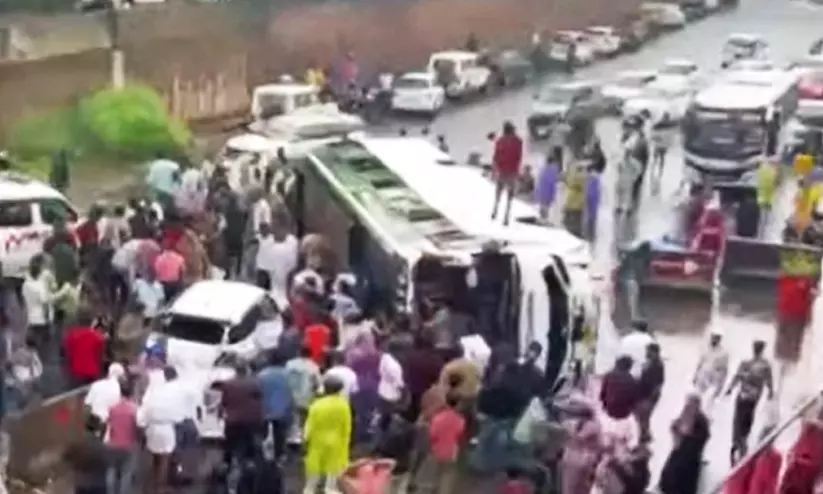 കുറ്റിപ്പുറത്ത് വിവാഹ നിശ്ചയത്തിന് പോയ ബസ് മറിഞ്ഞ് നിരവധി പേർക്ക് പരിക്ക്