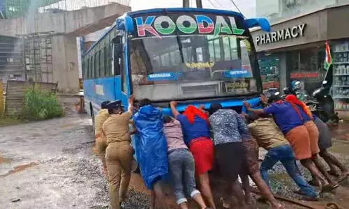 ദുരിതപാത; ആക്സിൽ ഒടിഞ്ഞ് വാഹനങ്ങൾ കട്ടപ്പുറത്താവുന്നു