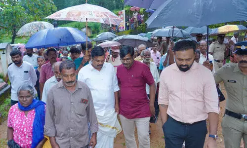 ചെങ്ങറ സമരഭൂമിയിൽ റവന്യൂ സെക്രട്ടറിയുടെ സന്ദർശനം