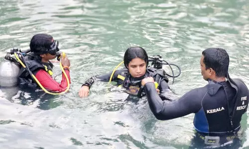 ആ​ക്ഷ​നി​ടെ കാ​മ​റ കു​ള​ത്തി​ൽ; മു​ങ്ങി​യെ​ടു​ത്ത് ‘ക​ട​ൽ പ​ക്ഷി​ക​ൾ’