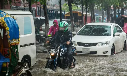 മുംബൈയിലും കനത്ത മഴ: തെരുവുകൾ വെള്ളത്തിനടിയിൽ; ട്രെയ്ൻ, റോഡ് ഗതാഗതം മന്ദഗതിയിൽ
