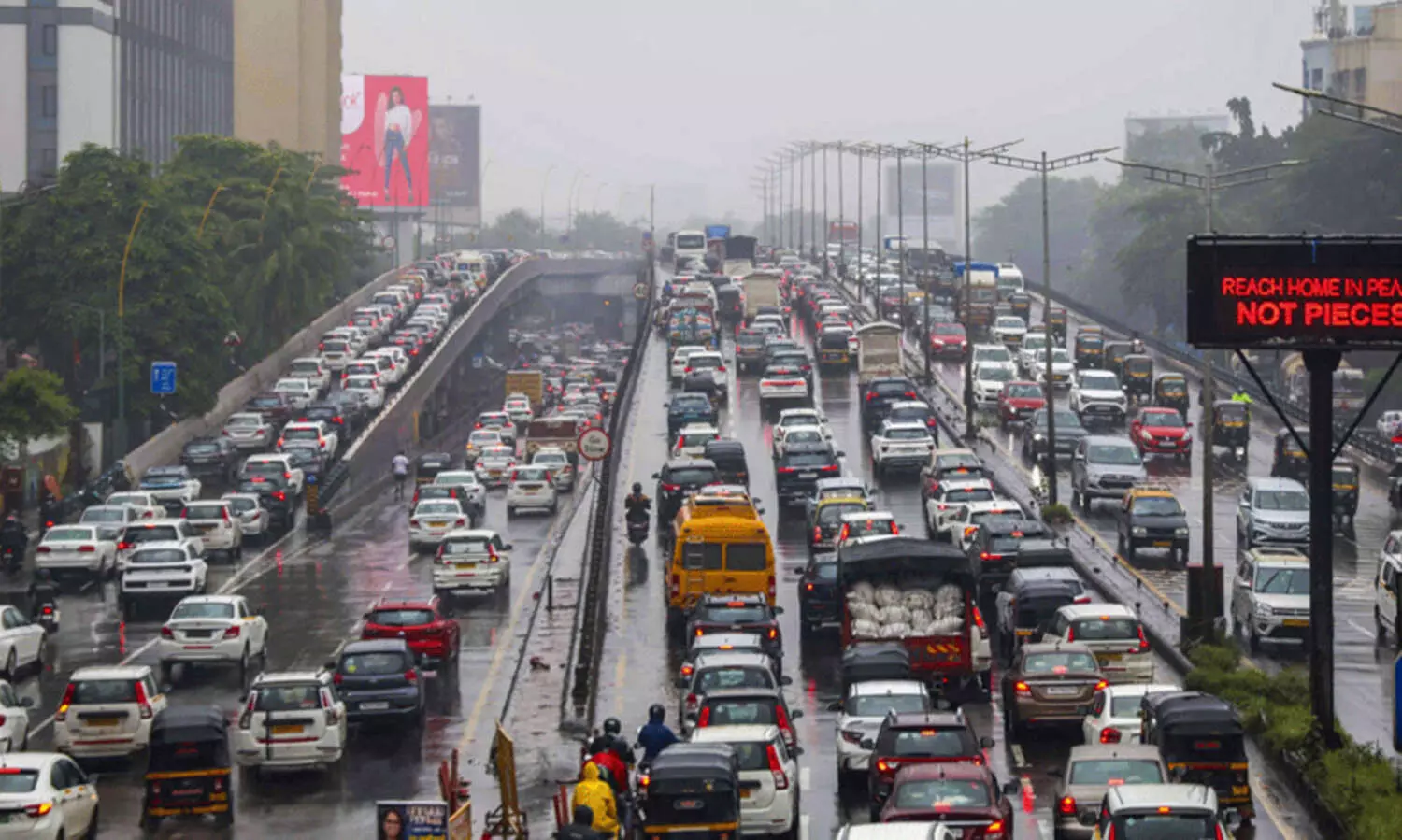 മൂന്നാം ദിവസവും നിർത്താതെ മഴ: സ്തംഭിച്ച് മുംബൈ നഗരം