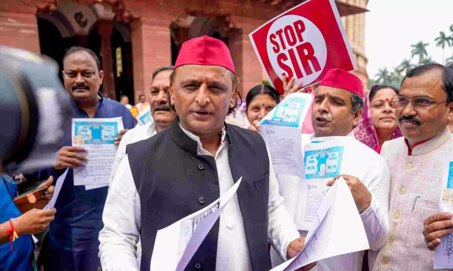 തെരഞ്ഞെടുപ്പ് കമീഷനെതിരെ അഖിലേഷും: ‘എസ്.പി സമർപിച്ച സത്യവാങ്മൂലങ്ങളുടെ രസീതുകൾ പരിശോധിച്ച് കമീഷൻ മറു സത്യവാങ്മൂലം നൽകണം’