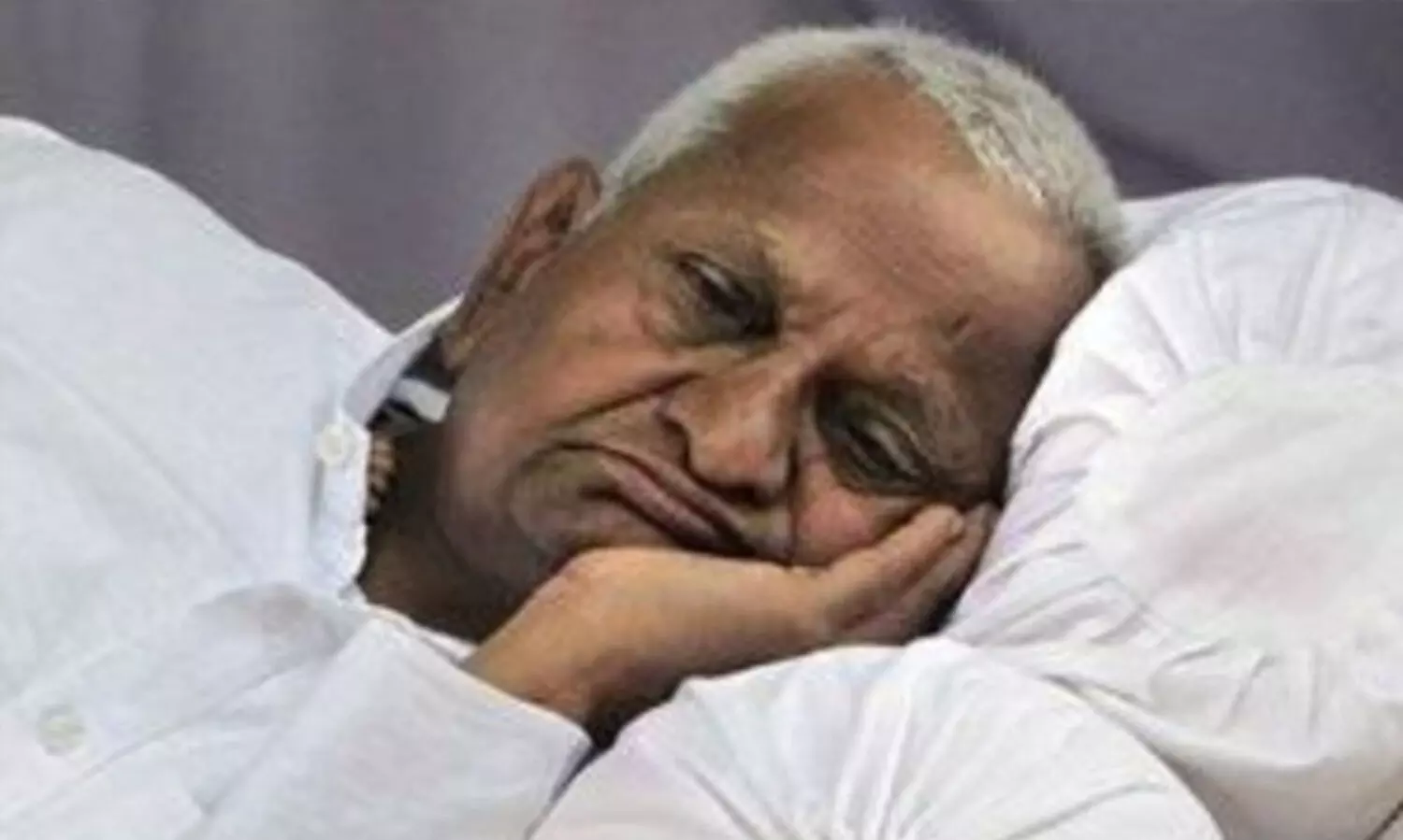 ‘അണ്ണാ, എഴുന്നേൽക്കൂ! ഇത്ര ശാന്തമായി ഉറങ്ങാൻ എങ്ങനെയാണ് കഴിയുന്നത്?’ -അണ്ണാ ഹസാരെക്കെതിരെ മുംബൈയിൽ ബാനറുകൾ