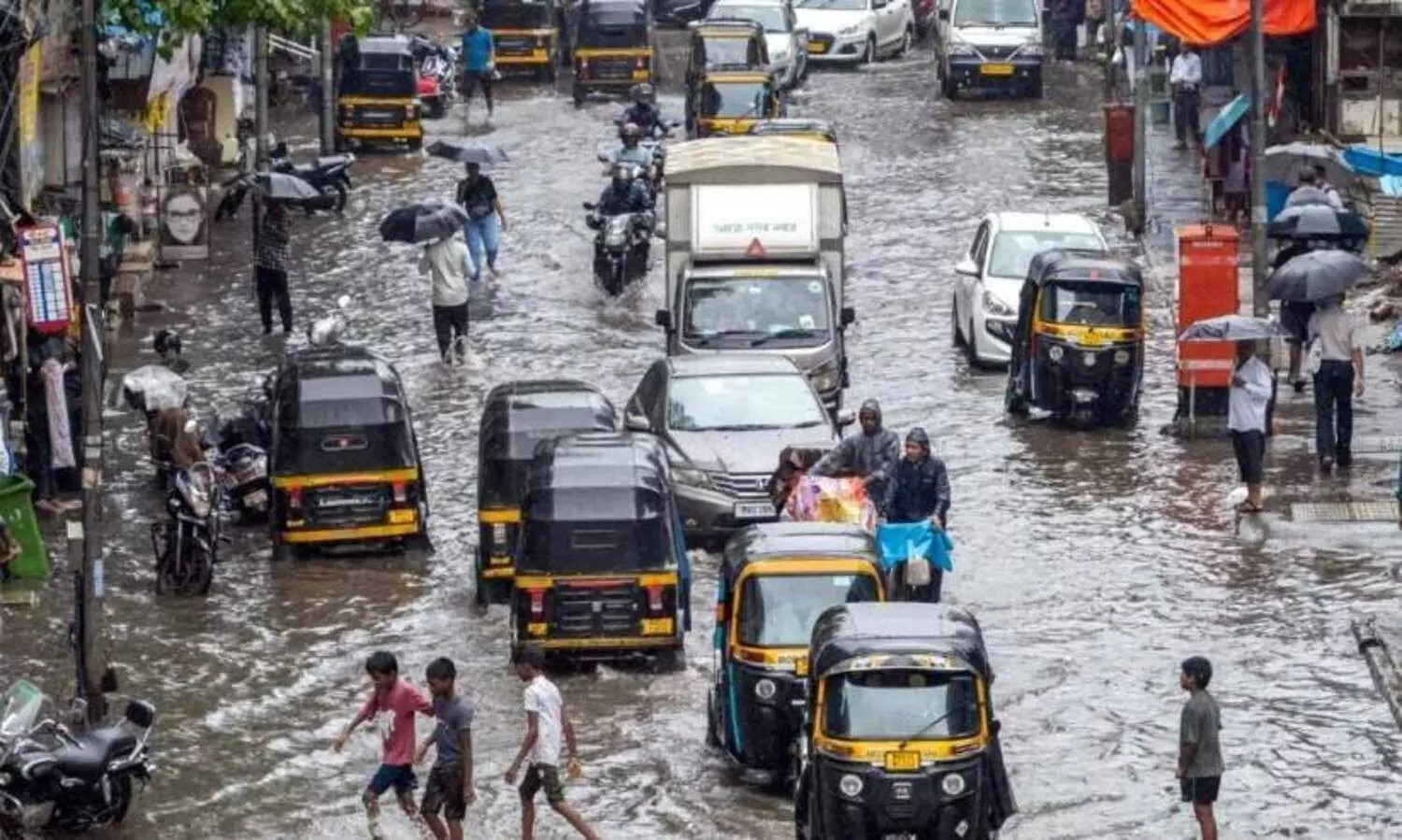 മഴയിൽ കുതിർന്ന്​ മുംബൈ; അ​ഞ്ചു​പേ​രെ കാ​ണാ​താ​യി