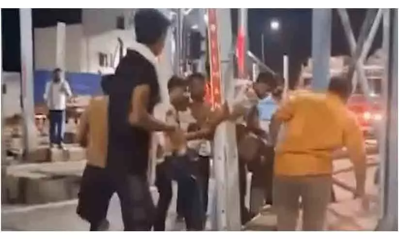 ടോൾപ്ലാസയിൽ തർക്കം; സൈനികനെ കെട്ടിയിട്ട് ക്രൂരമായി മർദിച്ചു; ടോൾ ബൂത്ത് ജീവനക്കാർ അറസ്റ്റിൽ -വിഡിയോ ടോൾപ്ലാസയിൽ തർക്കം; സൈനികനെ കെട്ടിയിട്ട് ക്രൂരമായി മർദിച്ചു; ടോൾ ബൂത്ത് ജീവനക്കാർ അറസ്റ്റിൽ -വിഡിയോ