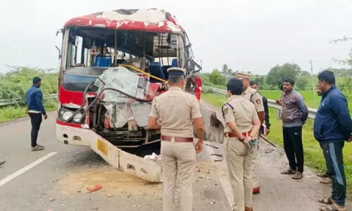 കെ.​എ​സ്.​ആ​ർ.​ടി.​സി ബ​സ് നി​ർ​ത്തി​യി​ട്ട ലോ​റി​യിലി​ടി​ച്ച് ര​ണ്ട് യാ​ത്ര​ക്കാ​ർ മ​രി​ച്ചു