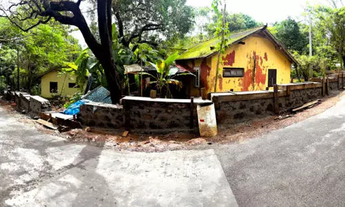 ബദൽ റോഡില്ലാതെ വഴിയടച്ച് മതിൽ നിർമാണം; വലഞ്ഞ് ജീവനക്കാർ ബദൽ റോഡില്ലാതെ വഴിയടച്ച് മതിൽ നിർമാണം; വലഞ്ഞ് ജീവനക്കാർ