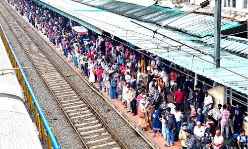 വെ​ള്ളം കു​ടി​പ്പി​ച്ച് അ​വ​ധി ക​ഴി​ഞ്ഞു​ള്ള മ​ട​ക്ക​യാ​ത്ര