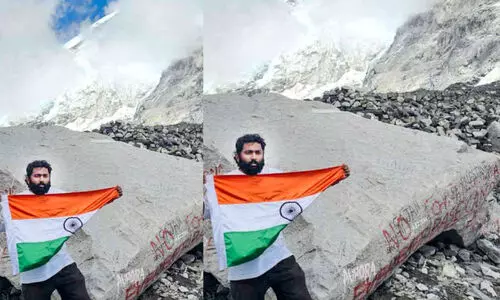 എവറസ്റ്റ്​ ക്യാമ്പിൽ ദേശിയപതാക ഉയർത്തി വൈക്കം സ്വദേശി