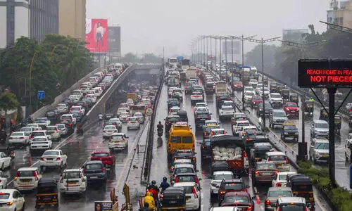 മൂന്നാം ദിവസവും നിർത്താതെ മഴ: സ്തംഭിച്ച് മുംബൈ നഗരം