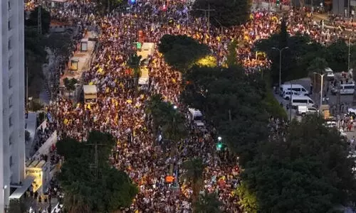 ഇസ്രായേലിനെ നിശ്ചലമാക്കി ബന്ദിമോചന സമരം: തെരുവിലിറങ്ങിയത് അഞ്ച് ലക്ഷം പേർ; രാജ്യവ്യാപക പ്രതിഷേധം, പണിമുടക്ക് ഇസ്രായേലിനെ നിശ്ചലമാക്കി ബന്ദിമോചന സമരം: തെരുവിലിറങ്ങിയത് അഞ്ച് ലക്ഷം പേർ; രാജ്യവ്യാപക പ്രതിഷേധം, പണിമുടക്ക്