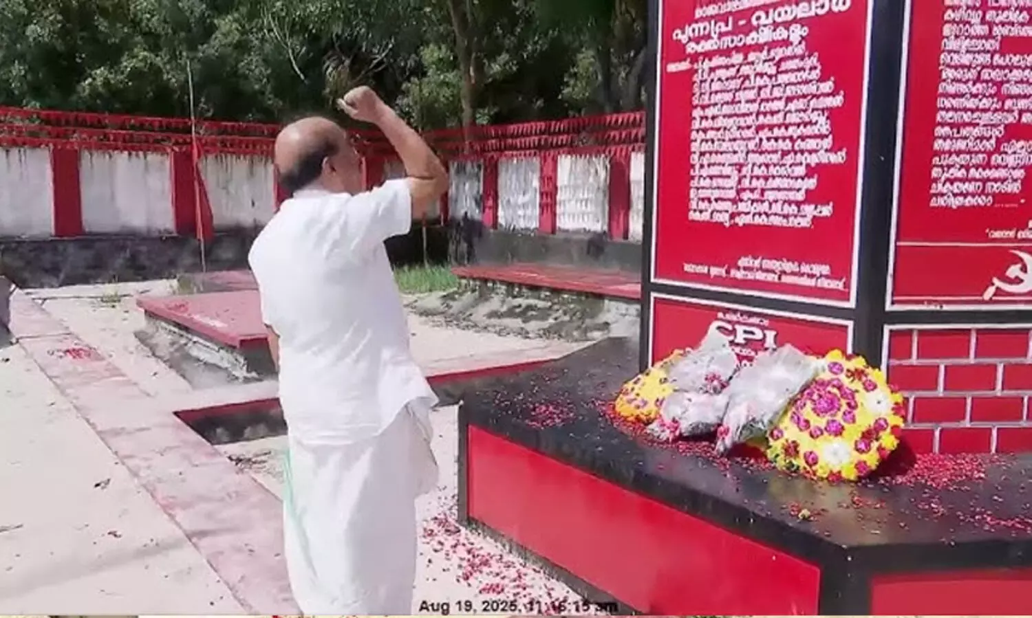 ഒറ്റക്ക് ഓട്ടോയിൽ കയറി വലിയചുടുകാട്ടിലെത്തി ജി. സുധാകരൻ; രക്തസാക്ഷി മണ്ഡപത്തിൽ അഭിവാദ്യം അർപ്പിച്ചു