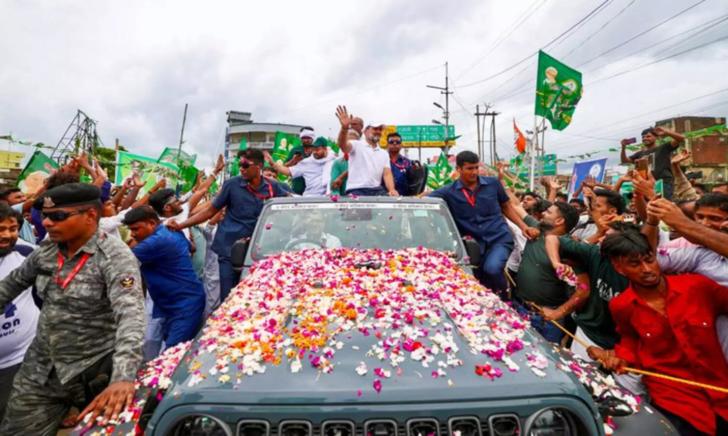 രാഹുൽ ഗാന്ധി സഞ്ചരിച്ച തുറന്ന ജീപ്പിടിച്ച് പൊലീസുകാരന് പരിക്ക്; അപകടം ‘വോട്ടർ അധികാർ യാത്ര’ക്കിടെ