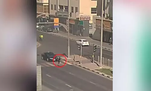 നി​ശ്ചി​ത സ്ഥ​ല​ത്ത​ല്ലാ​തെ റോ​ഡ്​ മു​റി​ച്ചു​ക​ട​ക്ക​രു​ത്​; മു​ന്ന​റി​യി​പ്പു​മാ​യി ഷാ​ർ​ജ പൊ​ലീ​സ്