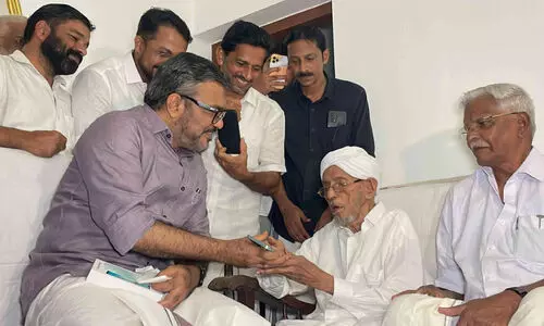 105ാം വയസ്സില്‍ ഡിജിറ്റല്‍ സാക്ഷരത നേടിയ അബ്ദുല്ല മൗലവിയെ ആദരിച്ചു