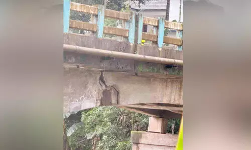 കൂടത്തായി പാലത്തിൽ വിള്ളൽ; കണ്ണടച്ച് അധികൃതർ കൂടത്തായി പാലത്തിൽ വിള്ളൽ; കണ്ണടച്ച് അധികൃതർ