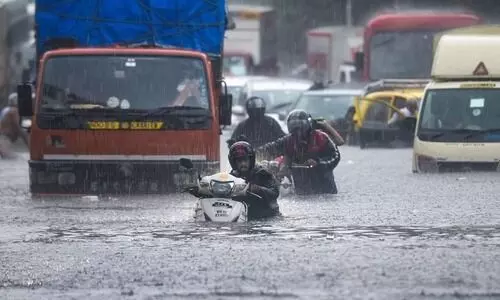 മുംബൈനഗരത്തെ മുക്കി കനത്ത മഴ; വ്യോമഗതാഗതം തടസ്സപ്പെട്ടു