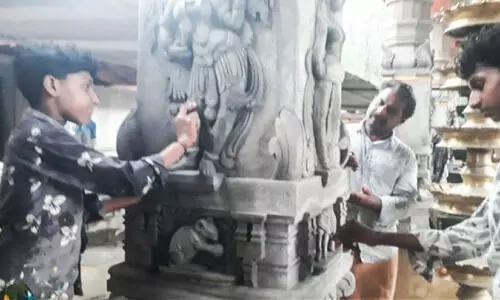 ആനക്കൊട്ടിലിന്റെ തൂണുകളിൽ സിമന്റിൽ ശിൽപ വിസ്മയം ആനക്കൊട്ടിലിന്റെ തൂണുകളിൽ സിമന്റിൽ ശിൽപ വിസ്മയം