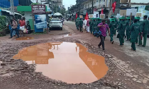 ഈ ​പാ​താ​ള​ക്കു​ഴി ഒ​ന്ന് മൂ​ടി​ത്ത​രു​മോ...?