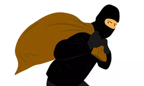 വീ​ടി​ന്‍റെ വാ​തി​ൽ പൊ​ളി​ച്ച് അഞ്ചര ല​ക്ഷം ക​വ​ർ​ന്നു