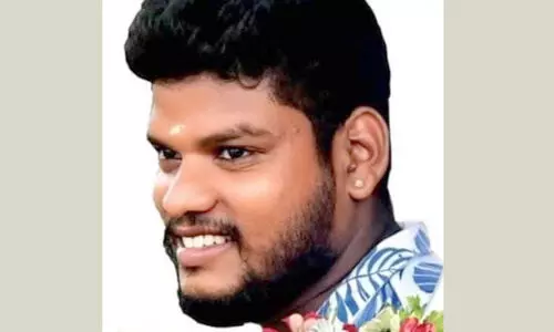 ടാങ്കർ ലോറിയിടിച്ച് സ്കൂട്ടർ യാത്രികനായ യുവാവ് മരിച്ചു ടാങ്കർ ലോറിയിടിച്ച് സ്കൂട്ടർ യാത്രികനായ യുവാവ് മരിച്ചു