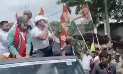 വോട്ടർ അധികാർ യാത്രക്ക് മുർദാബാദ് വിളിച്ച ബി.ജെ.പി പ്രവർത്തകരെ ​​ഫ്ലയിങ് കിസ്സിൽ വീഴ്ത്തി രാഹുൽ -വിഡിയോ