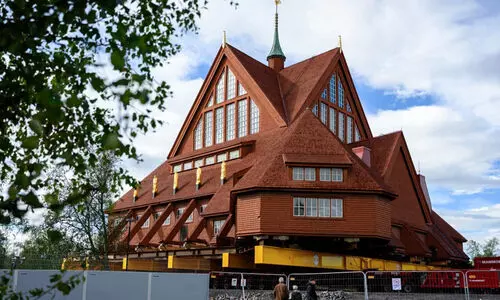 റോഡിലൂടെ സഞ്ചരിച്ച് 113 വർഷം പഴക്കമുള്ള പള്ളി പുതിയ സ്ഥലത്തേക്ക്