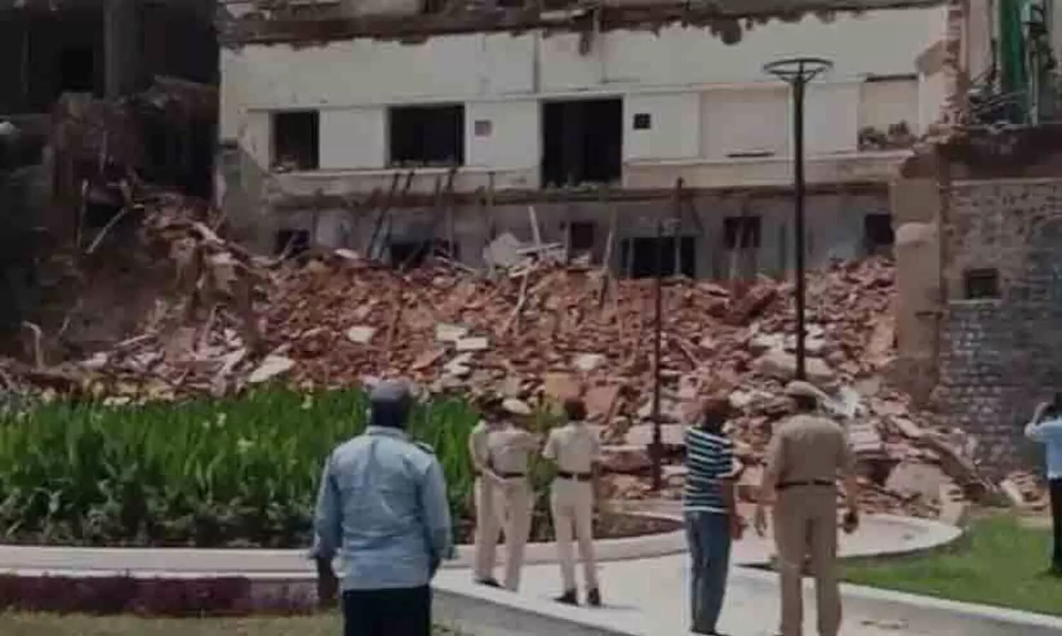 ഡൽഹിയിൽ കെട്ടിടം തകർന്ന് മൂന്ന് മരണം