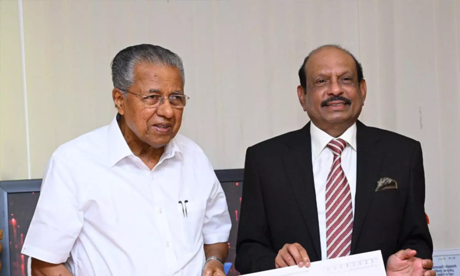 വയനാട് പുനരധിവാസം: 50 വീടുകൾ നിർമ്മിക്കുന്നതിനായി 10 കോടി രൂപ മുഖ്യമന്ത്രിക്ക് കൈമാറി എം.എ യൂസഫലി