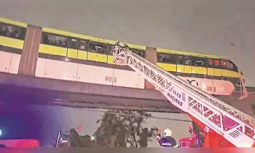 മുംബൈ മോണോ റെയിൽ ബ്രേക്ക് ഡൗൺ;  പെരുവഴിയിൽ കുടുങ്ങിയത് 500ലേറെ യാത്രക്കാർ