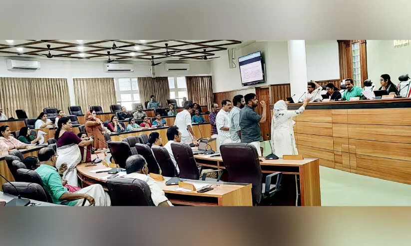 കാന്റീൻ, മിൽമ ബൂത്ത് നടത്തിപ്പിലെ ക്രമക്കേട്; ജില്ല പഞ്ചായത്ത് യോഗത്തിൽ വാക്കേറ്റം, ഇറങ്ങിപ്പോക്ക് കാന്റീൻ, മിൽമ ബൂത്ത് നടത്തിപ്പിലെ ക്രമക്കേട്; ജില്ല പഞ്ചായത്ത് യോഗത്തിൽ വാക്കേറ്റം, ഇറങ്ങിപ്പോക്ക്