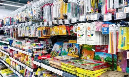 പു​തി​യ അ​ധ്യയ​ന വ​ർ​ഷം ആ​രം​ഭി​ക്കാ​ൻ ദി​വ​സ​ങ്ങ​ൾ ബാ​ക്കി; സ്കൂ​ൾ സാ​മ​ഗ്രി വി​ത​ര​ണ ഔ​ട്ട് ലെറ്റു​ക​ളി​ൽ പ​രി​ശോ​ധ​ന ക​ർ​ശ​ന​മാ​ക്കി വാ​ണി​ജ്യ​മ​ന്ത്രാ​ല​യം