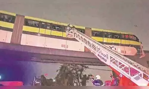 മുംബൈ മോണോ റെയിൽ ബ്രേക്ക് ഡൗൺ;  പെരുവഴിയിൽ കുടുങ്ങിയത് 500ലേറെ യാത്രക്കാർ