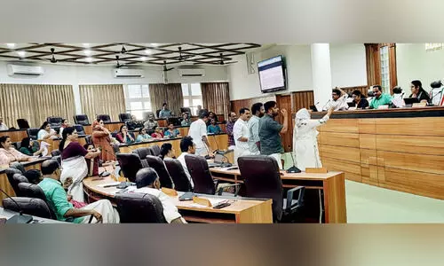 കാ​ന്റീ​ൻ, മി​ൽ​മ ബൂ​ത്ത് ന​ട​ത്തി​പ്പി​ലെ ക്ര​മ​ക്കേ​ട്; ജി​ല്ല പ​ഞ്ചാ​യ​ത്ത് യോ​ഗ​ത്തി​ൽ വാ​ക്കേ​റ്റം, ഇ​റ​ങ്ങി​പ്പോ​ക്ക്