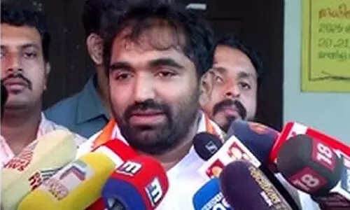 ‘ഞാൻ ഒരു മനുഷ്യനല്ലേ? പുലർച്ചെ അഞ്ചുമണിക്കാണ് കിടന്നത്, എല്ലാം വിവാദമാക്കിയാൽ എന്ത് ചെയ്യും? എനിക്ക് ക്ഷീണമുണ്ട്...’ -ചാണ്ടി ഉമ്മൻ