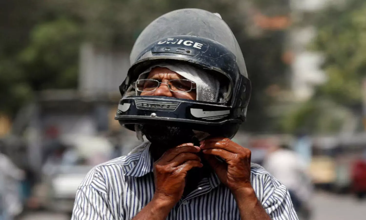 ഹെൽമറ്റ് ഇല്ലാതെ വാഹനം ഓടിച്ച യുവാവിന് പകരം പിഴ വന്നത് വൈദികന്