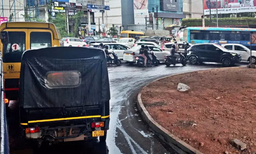 റോ​ഡ് വി​ക​സി​ക്കും​തോ​റും ഗ​താ​ഗ​ത​ക്കു​രു​ക്കും മു​റു​കു​ന്നു