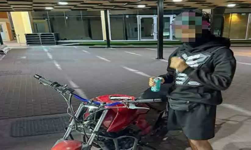 നമ്പർ പ്ലേറ്റില്ലാത്ത ബൈക്കിൽ അഭ്യാസം; ദുബൈയിൽ യുവാവ് പിടിയിൽ നമ്പർ പ്ലേറ്റില്ലാത്ത ബൈക്കിൽ അഭ്യാസം; ദുബൈയിൽ യുവാവ് പിടിയിൽ